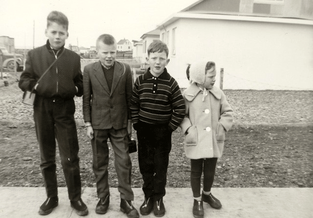 Bomsutískan. Í stærðarröð: Þorgils Baldursson, Gummi Kristmanns, Gunni Stellu og Sigrún systir hans. Aldrei þessu vant er Guðbjörg ekki með systur sinni. Myndin tekin af Sigfúsi Kristmannsyni í aprílmánuði 1962.